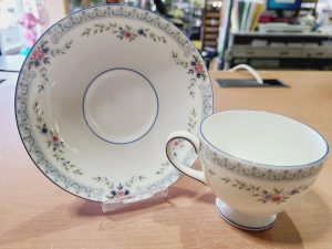 ウェッジウッド　レースピオニー　ティーカップ＆ソーサー珈琲紅茶兼用）　Wedgwood　イギリス　洋食器　ブランド